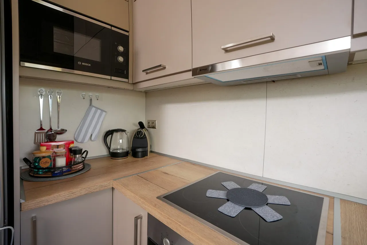 Kitchen cooking area and integrated appliances