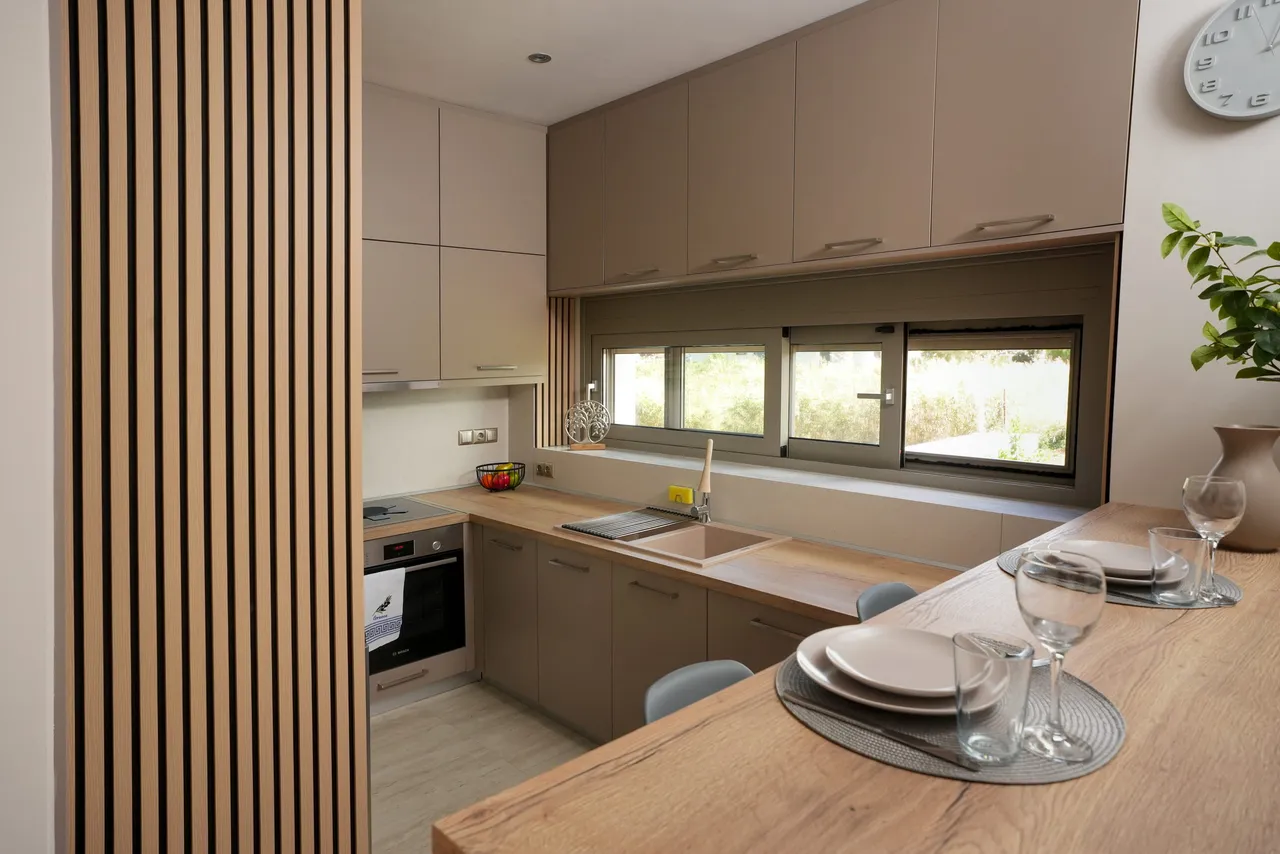 Fully equipped kitchen with oak worktop